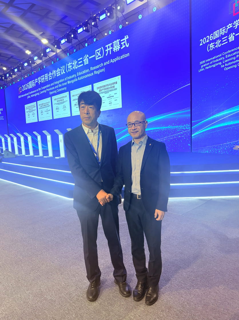 AMD大中华区市场营销副总裁纪朝晖与北华大学党委副书记、校长张学建 